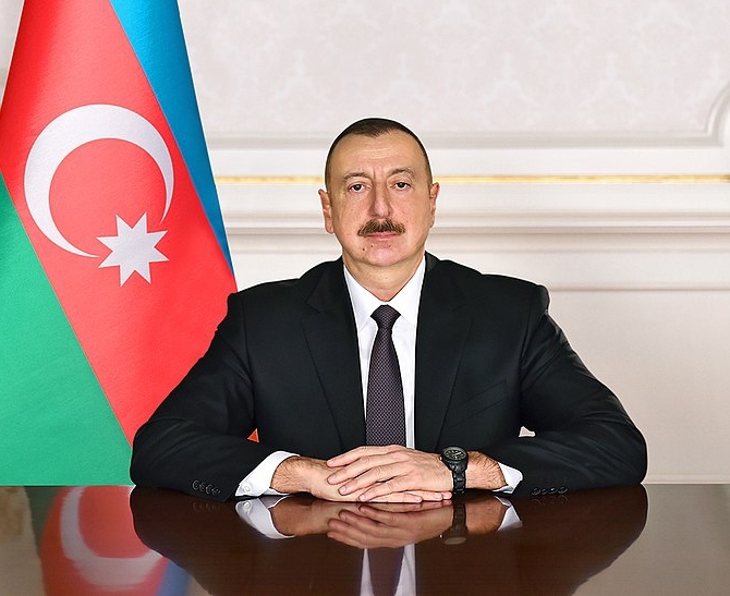 Ильхам Алиев наградил главу Исполнительной власти орденом