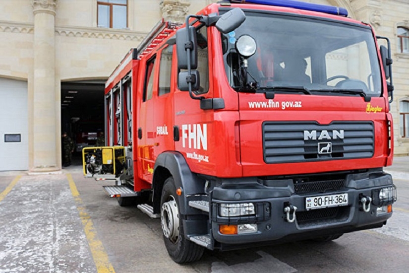 В Азербайджане сильный пожар в торговом центре уничтожил целый этаж