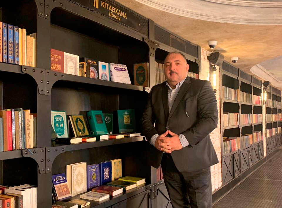 Отныне посетители Baku Book Center смогут читать Коран на разных языках -