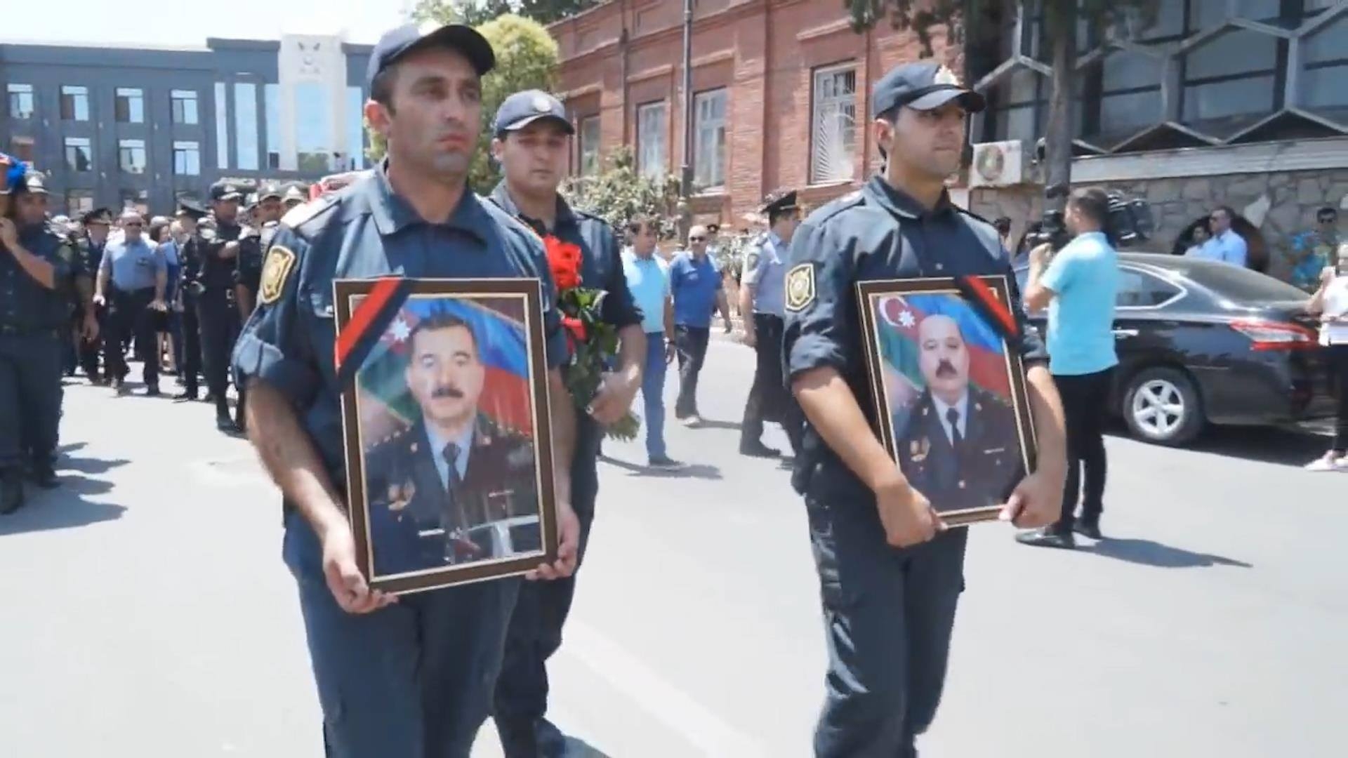 Жители Гянджи чтут память павших героями офицеров полиции - ВИДЕО