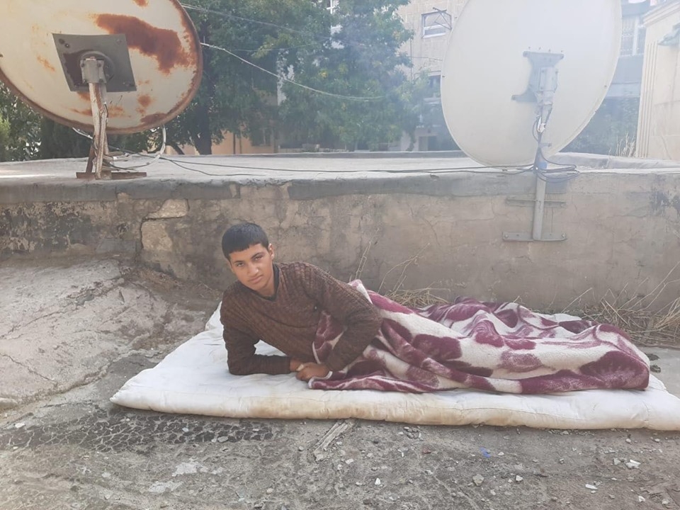 Душераздирающая история бездомного юноши, ночующего на крышах гаражей в Баку