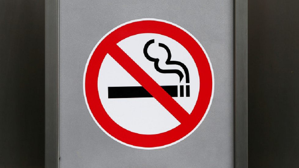В общежитии запрещено. Курение запрещено. Курение запрещено табличка. Запрет курения на балконе. Запрет курения в общественных местах.
