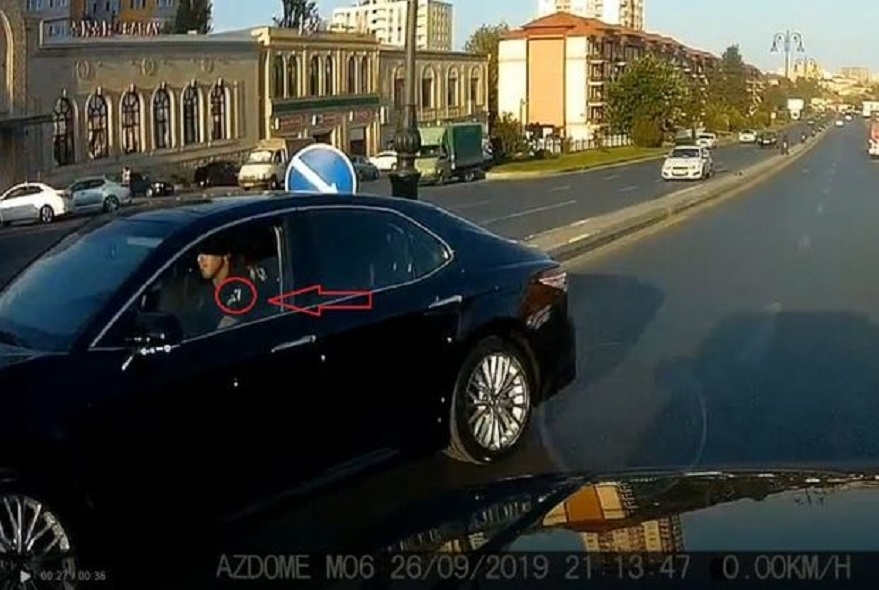 В Баку сотрудник дорожной полиции нарушает ПДД - ВИДЕО