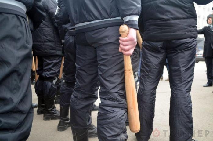 В Лянкяране люди в масках избили парня и бросили в канал - ФОТО