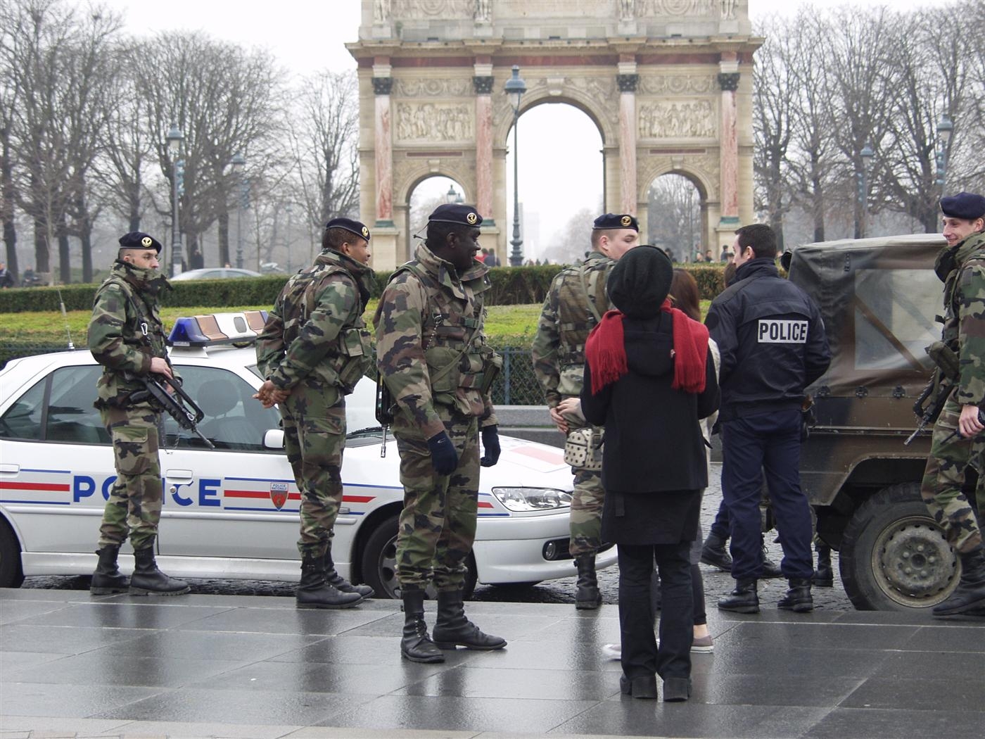 В Париже мужчина напал с ножом на полицейский участок. Четыре человека погибли