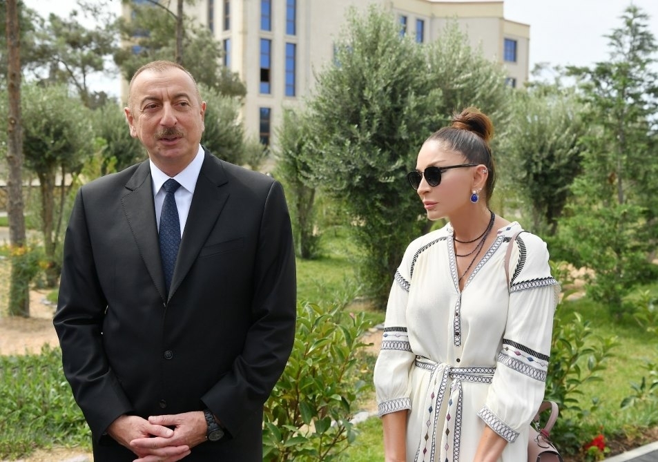 Ильхам и Мехрибан Алиевы на открытии жилого комплекса "Гобу Парк-2"