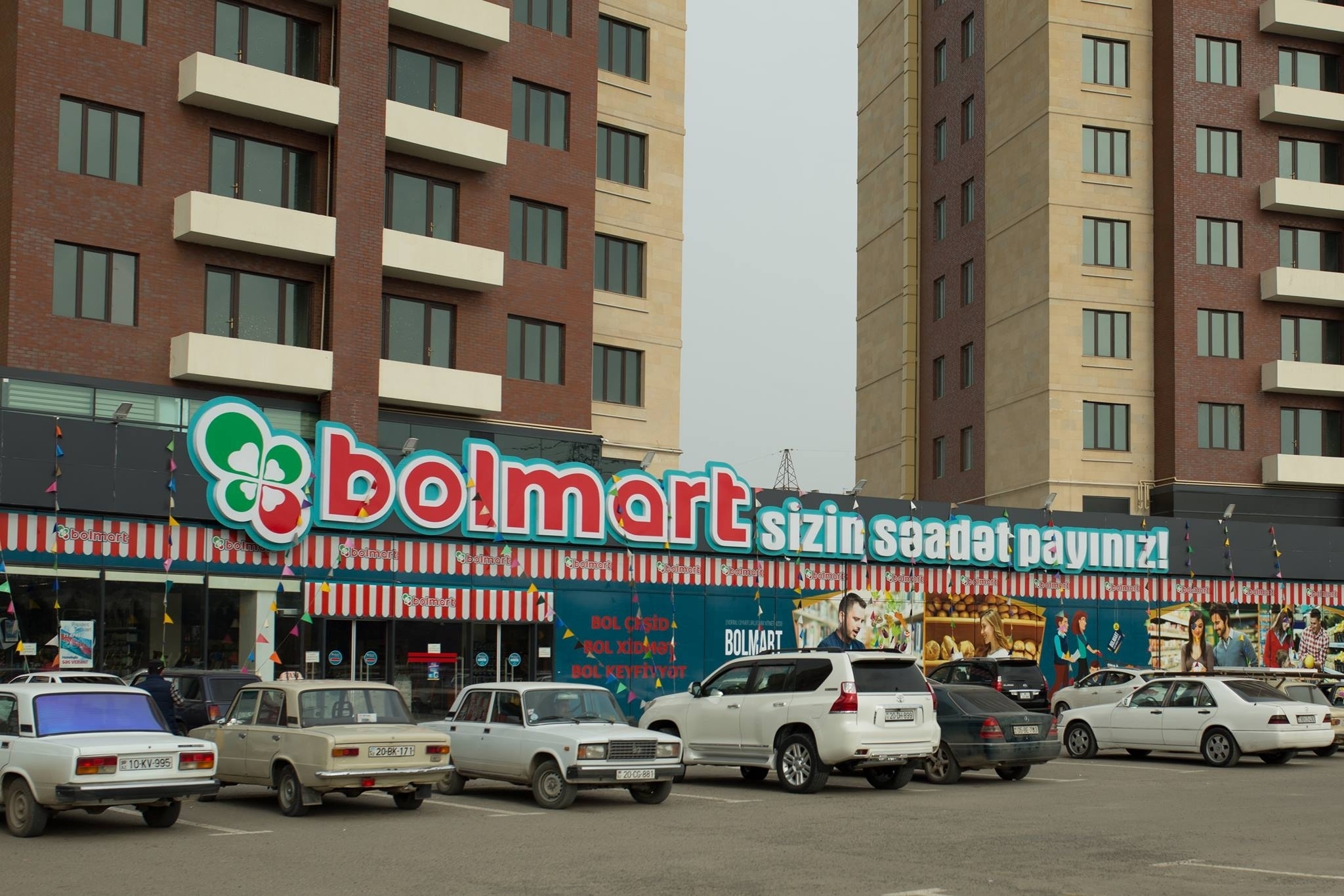 Посетители бакинского супермаркета избили охранника