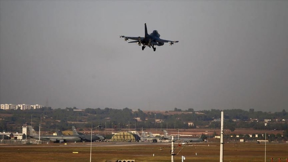 Турецкая авиация бомбит террористов в 30 км от границы с Сирией
