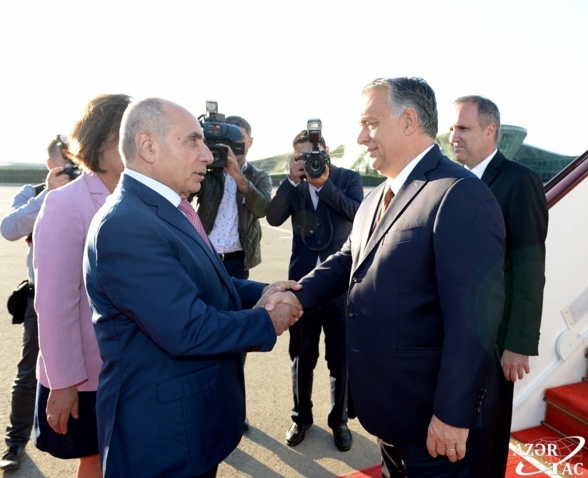 Премьер-министр Венгрии прибыл в Азербайджан для участия в заседании