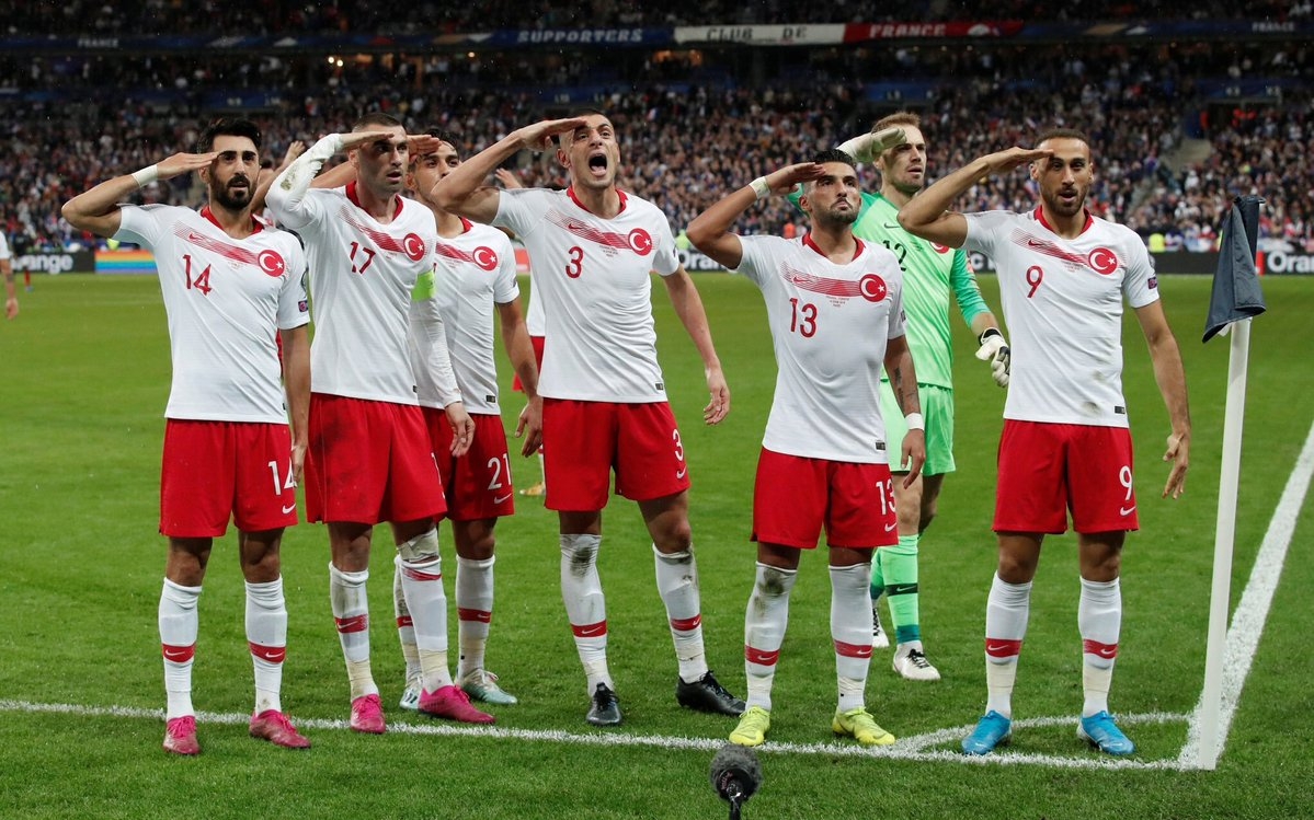 Турецкие футболисты вновь после гола поддержали операцию "Источник мира" - ВИДЕО