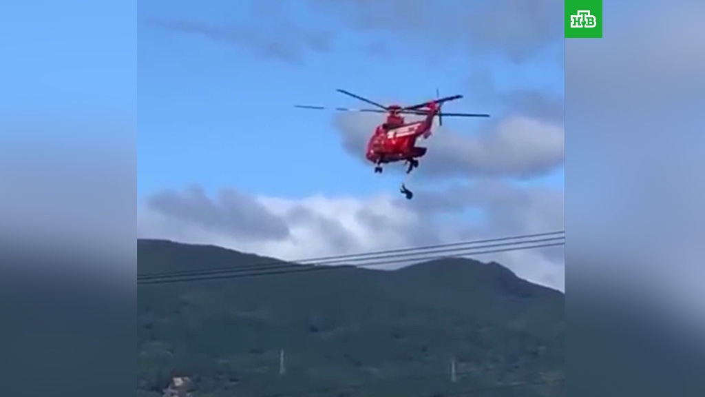 Падение пожилой японки со спасательного вертолета сняли на ВИДЕО