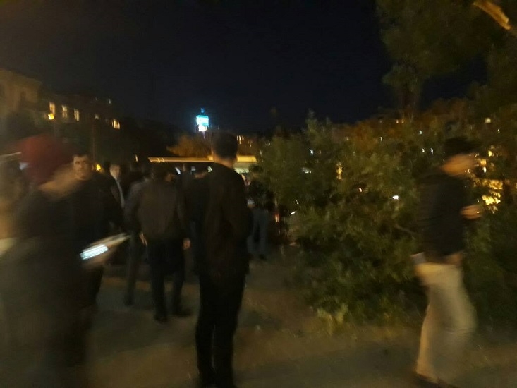 В Баку сломавшиеся ветки дерева упали сразу на трех женщин - ФОТО