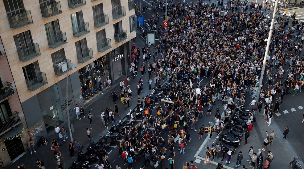 В центре Барселоны протестующие подрались с полицейскими