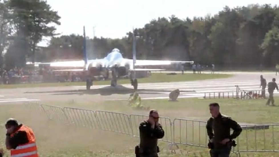 В Бельгии украинский истребитель Су-27 "сдул" людей  - ВИДЕО