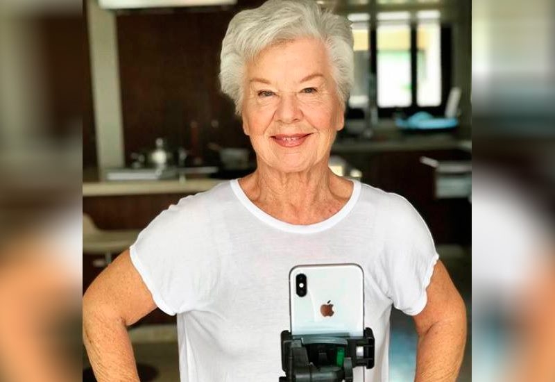 Похудевшая на 25 кг и освоившая iPhone бабушка стала популярной в Сети - ФОТО