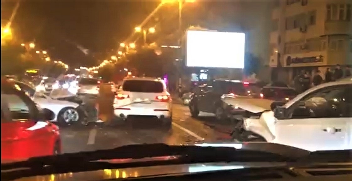 Распространились кадры тяжелой аварии в Баку - ВИДЕО