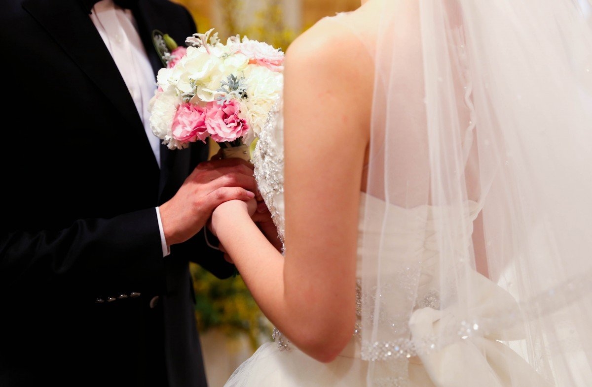 Невеста пошла к алтарю под поздравления и соболезнования: утром умерла ее мама