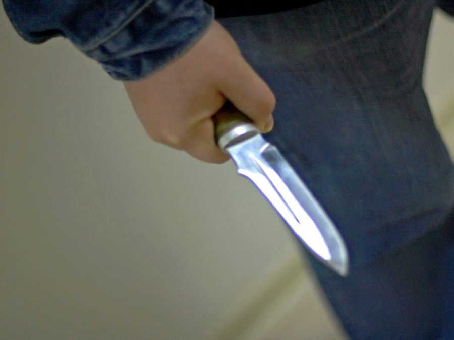 В Азербайджане мужчина ударил ножом собственного сына
