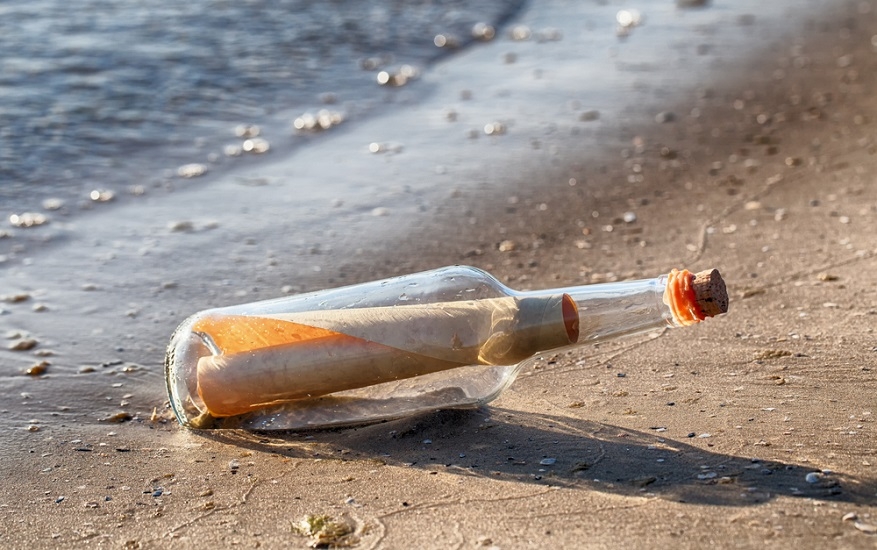 Спустя 10 лет юноша получил ответ на послание в бутылке, брошенной в океан