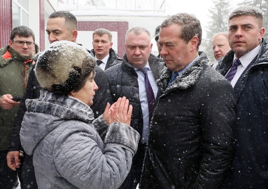 Отчаянная пенсионерка бросилась в ноги Медведеву - ВИДЕО