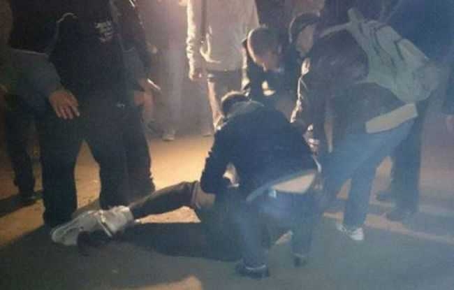 Появились кадры избиения полуголых мужчин, напавших на девушку в Баку