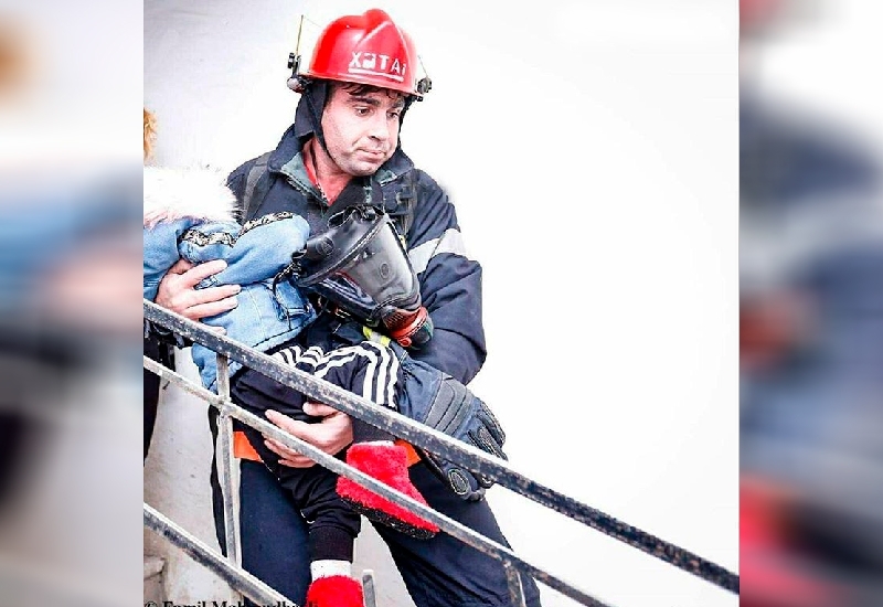 Спасший ребенка из горящего дома сотрудник МЧС: "Он плакал, был напуган" - ФОТО