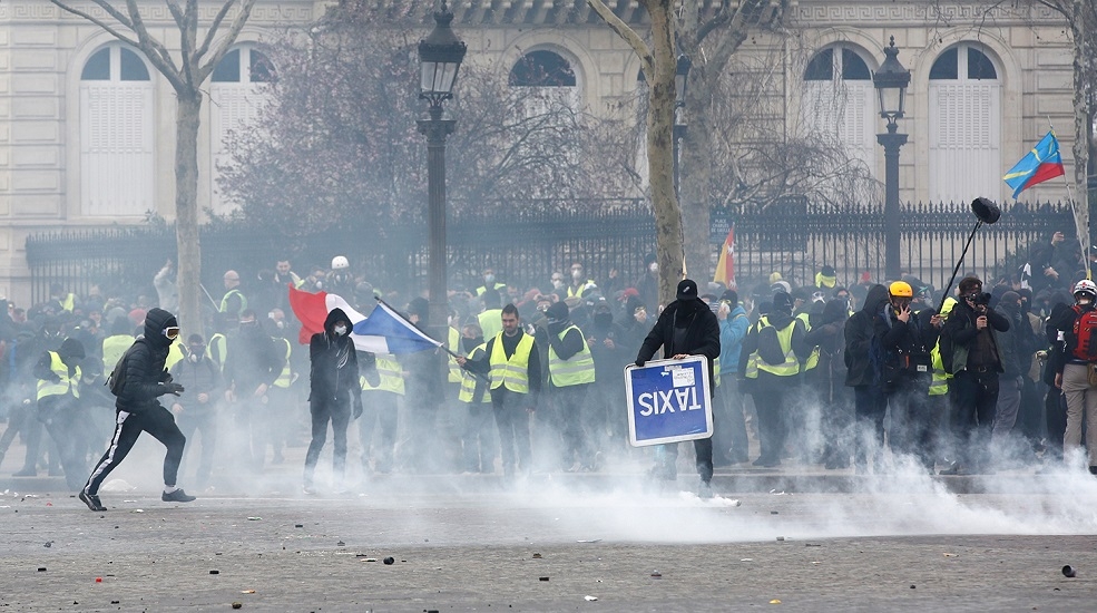 Полиция Парижа применила слезоточивый газ против "желтых жилетов" - ВИДЕО