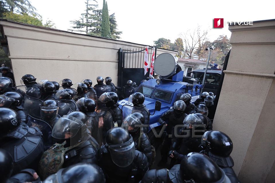 В Тбилиси полиция разгоняет демонстрантов - ВИДЕО