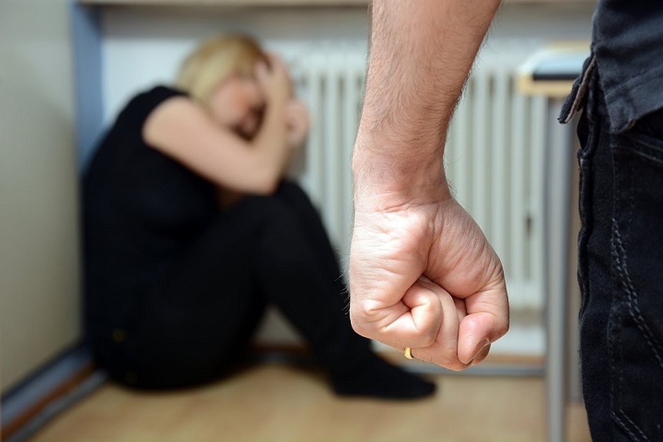 Издевавшегося над женой-азербайджанкой мужчину осудили в России
