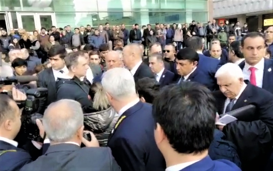 Ильхам Алиев перед станцией метро "28 Мая" встретился с гражданами - ВИДЕО