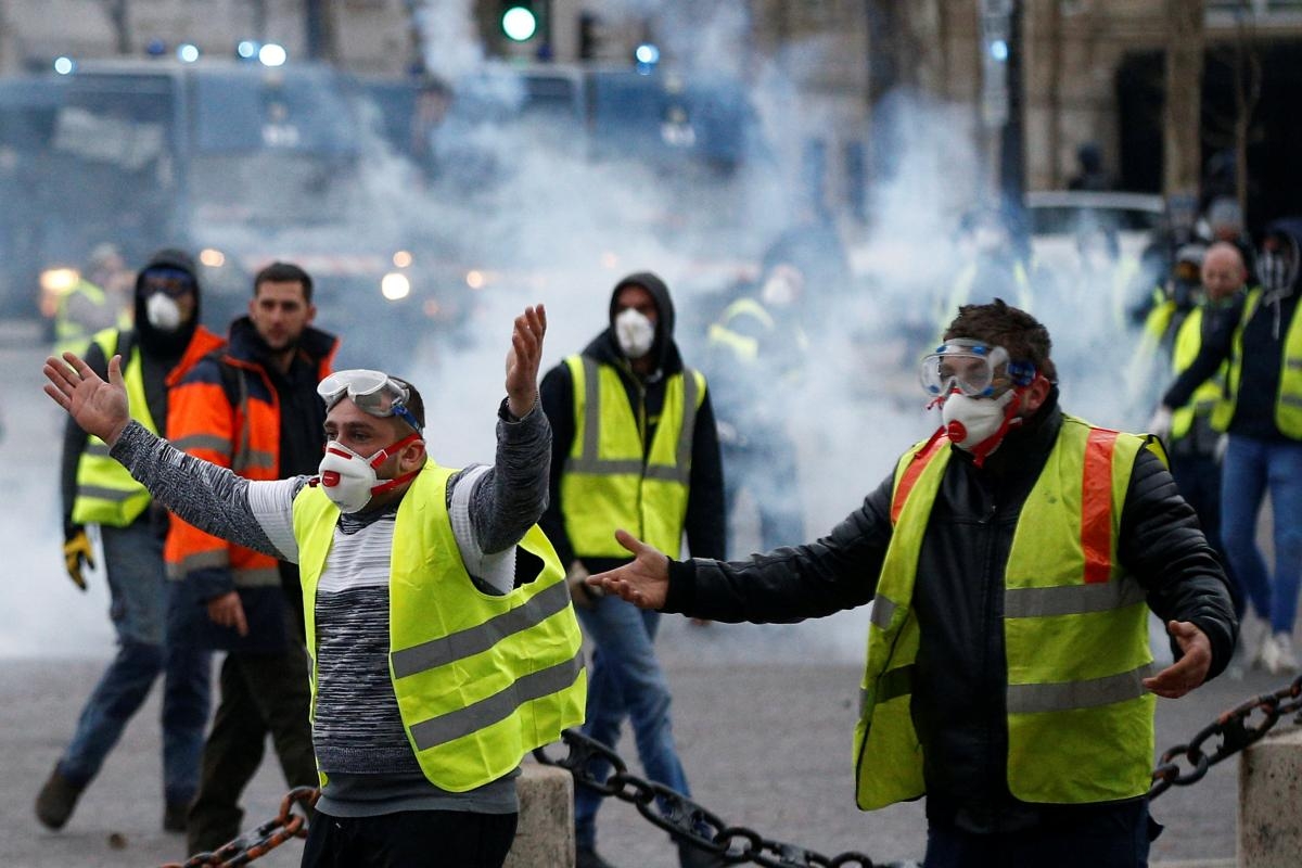 В Париже в ходе протестов полиция лишила глаза одного из демонстрантов - ВИДЕО