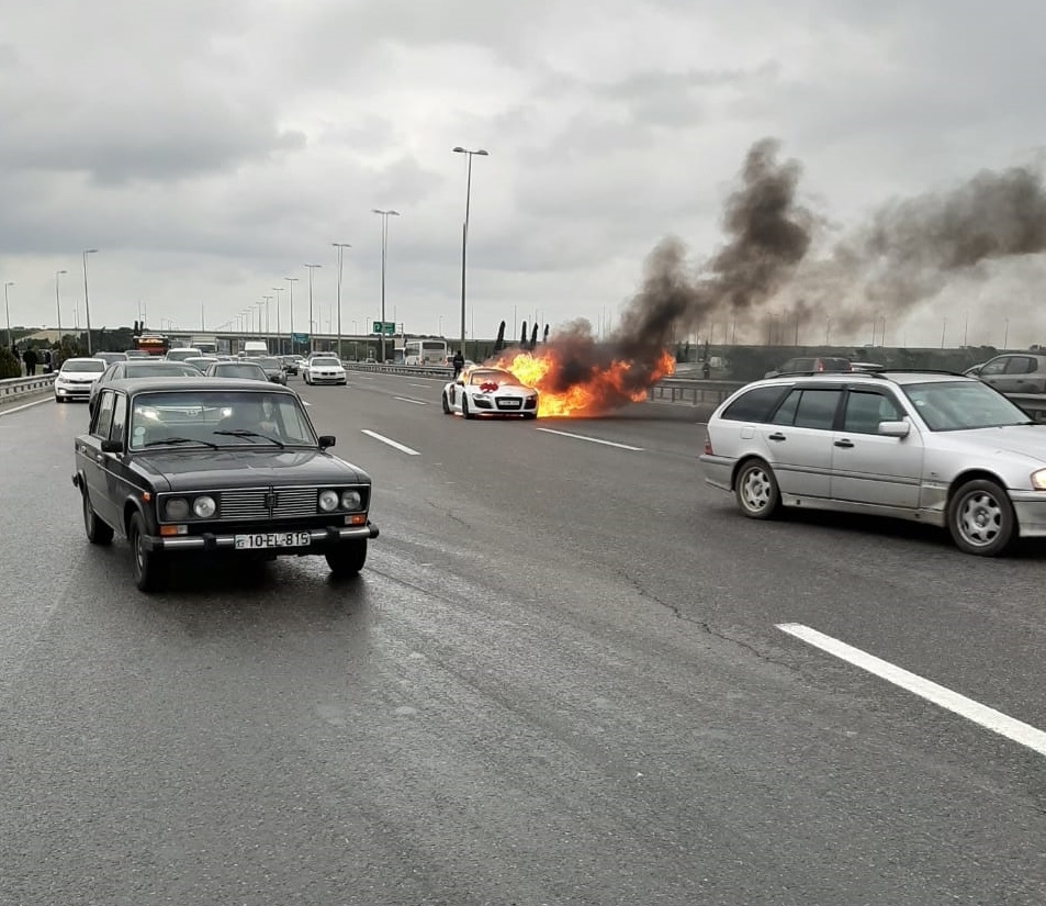 На аэропортовской трассе сгорел свадебный автомобиль - ВИДЕО