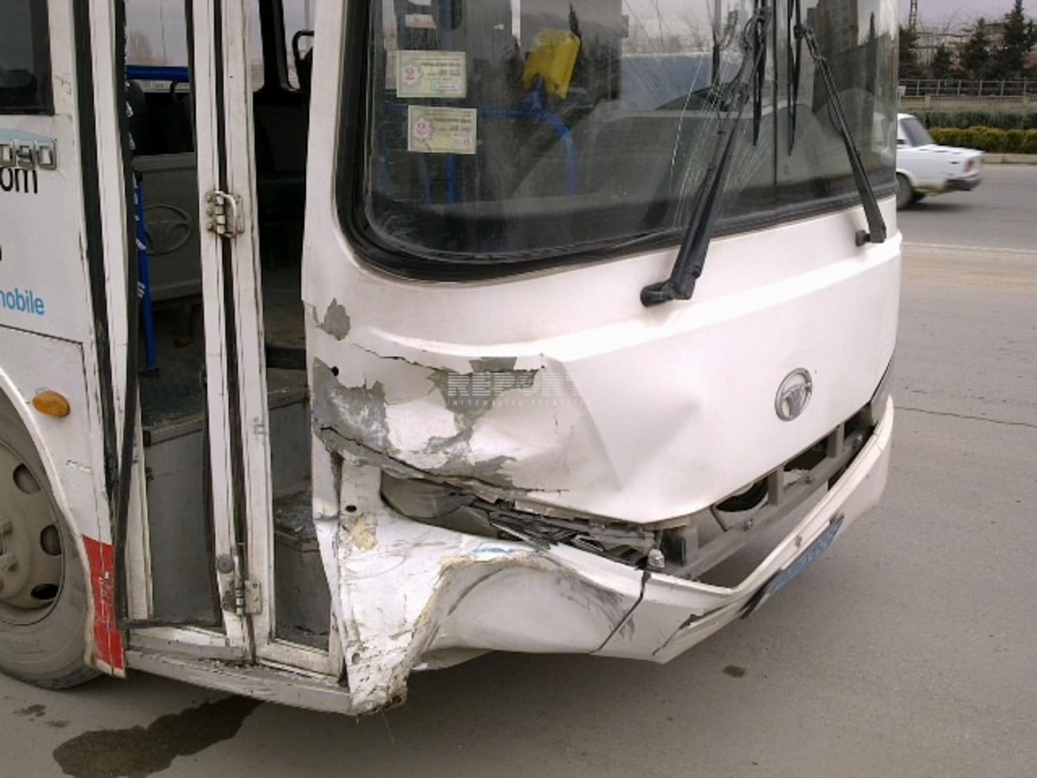 В Баку столкнулись маршрутный автобус и микроавтобус, есть раненые