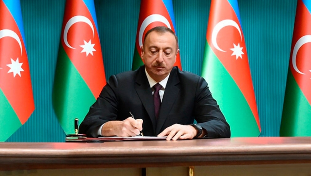Президент Ильхам Алиев наградил главу ИВ