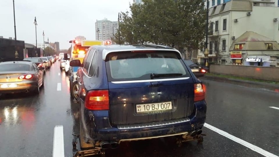 В Баку водитель "Porsche Cayenne" парализовал движение - ВИДЕО