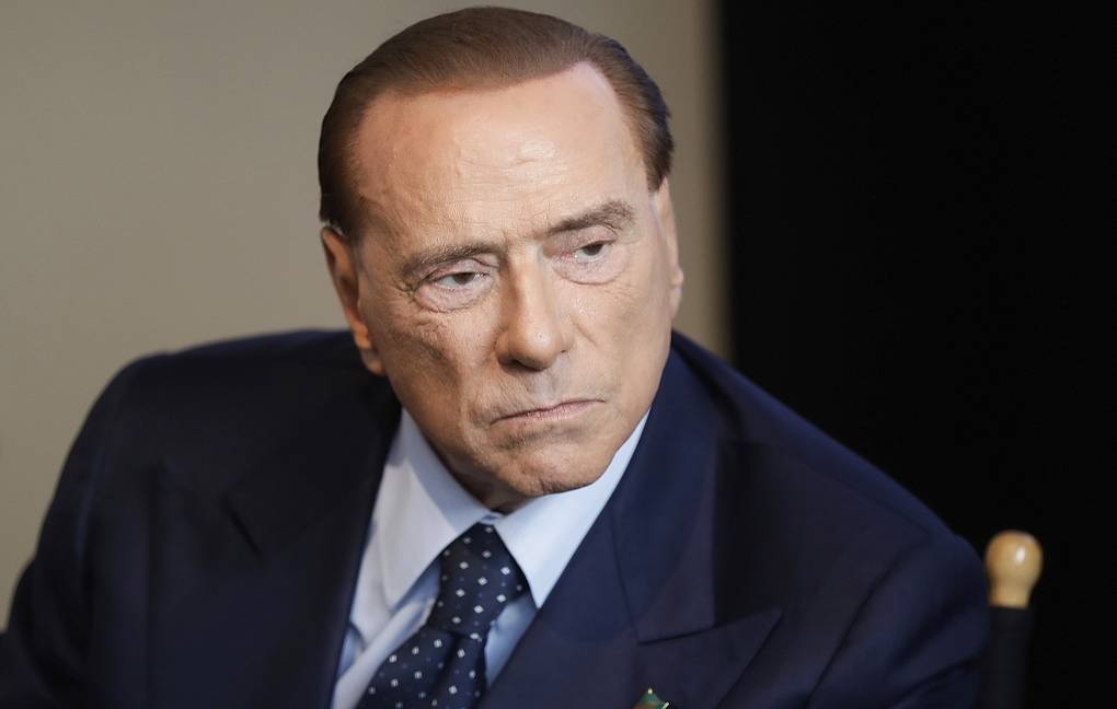 Берлускони упал во время селфи и попал в больницу
