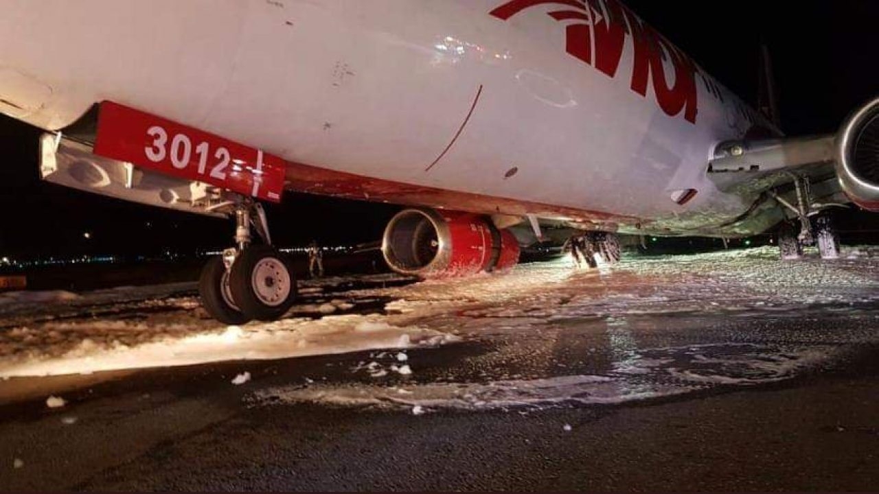 Посадка искрящегося Boeing 737 в Колумбии попала на ВИДЕО