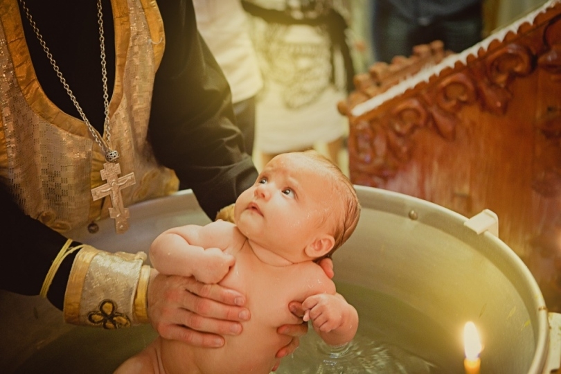 Священник отказался крестить малыша с родимым пятном из-за "заразности" - ФОТО