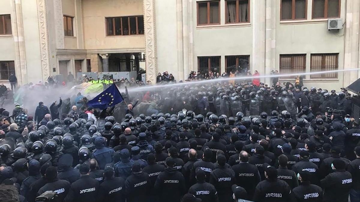 В Тбилиси демонстрантов разогнали водометами