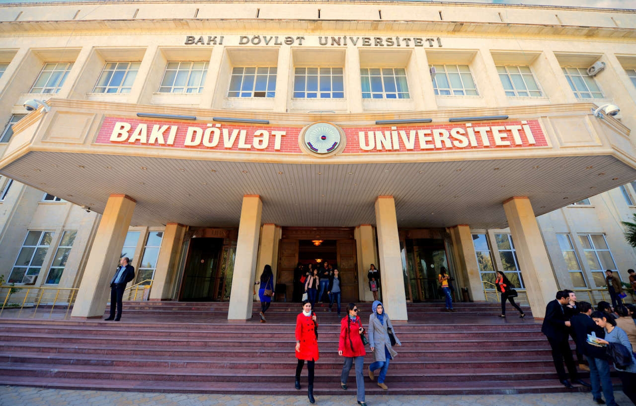 В Баку преподаватель БГУ получил тяжелую травму, выпав из автобуса - ФОТО