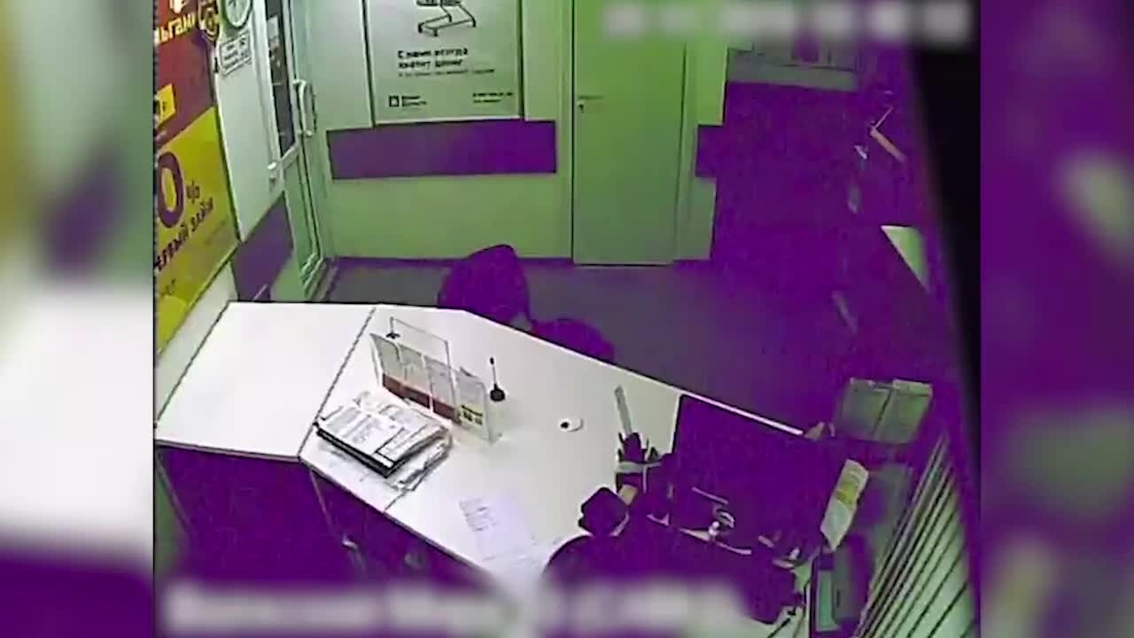Сотрудница офиса микрозаймов отбилась от грабителя и забрала у него нож - ВИДЕО