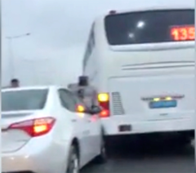 На трассе Баку-Сумгайыт столкнулись Toyota и автобус - ВИДЕО