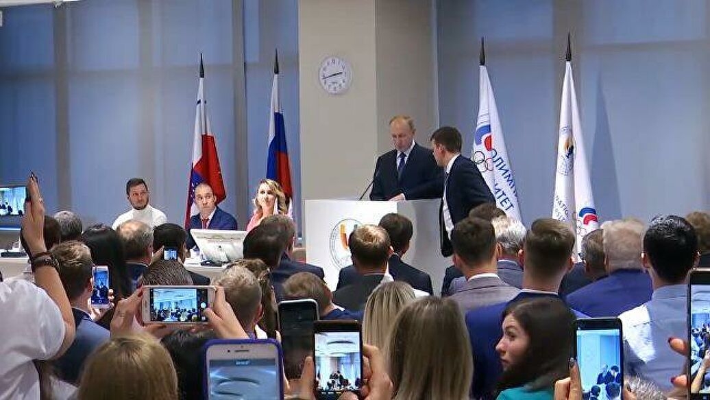 Конфуз с микрофоном Путина попал на ВИДЕО