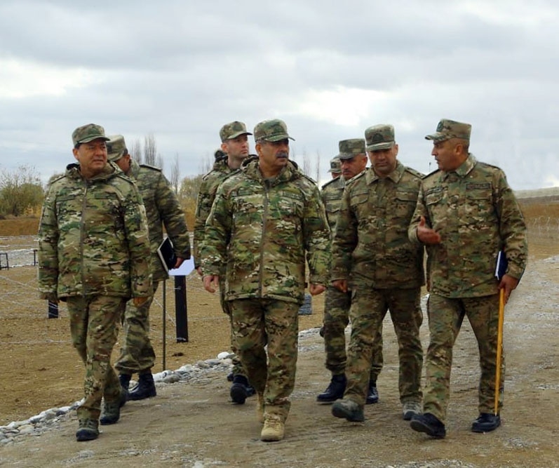 Министр обороны посетил воинские части в прифронтовой зоне - ВИДЕО