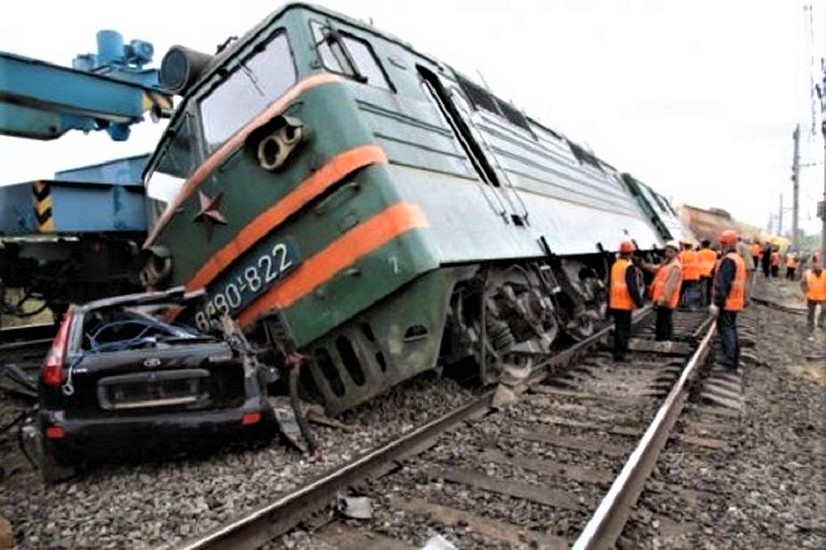 В Азербайджане поезд столкнулся с автомобилем,