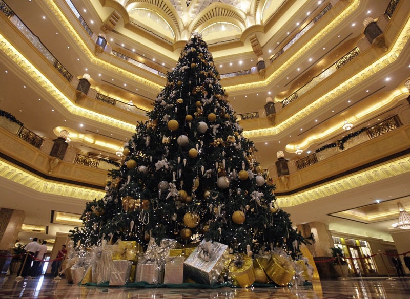 Самая дорогая рождественская елка в мире: Страусиные яйца, бриллианты и сапфиры