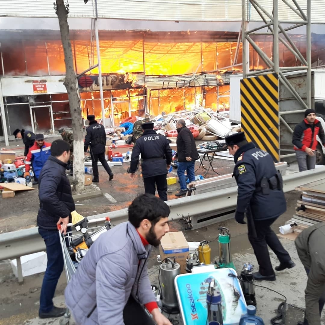 Сотрудники полиции помогли гражданам во время пожара в EuroHome - ВИДЕО