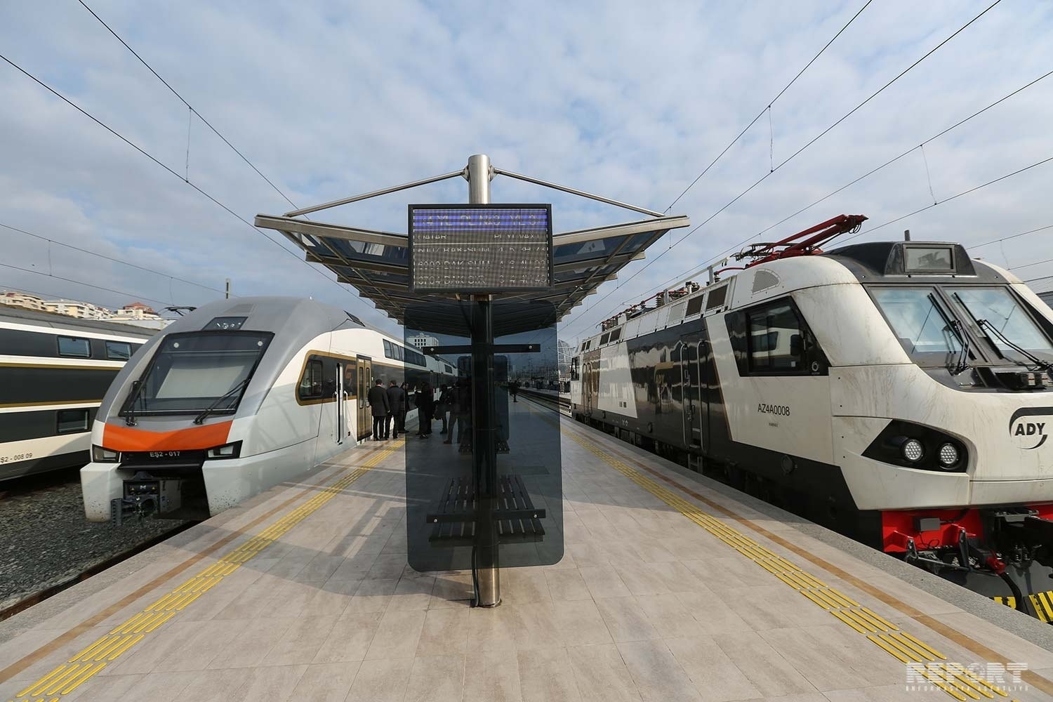В Баку доставили новые двухэтажные поезда - ВИДЕО