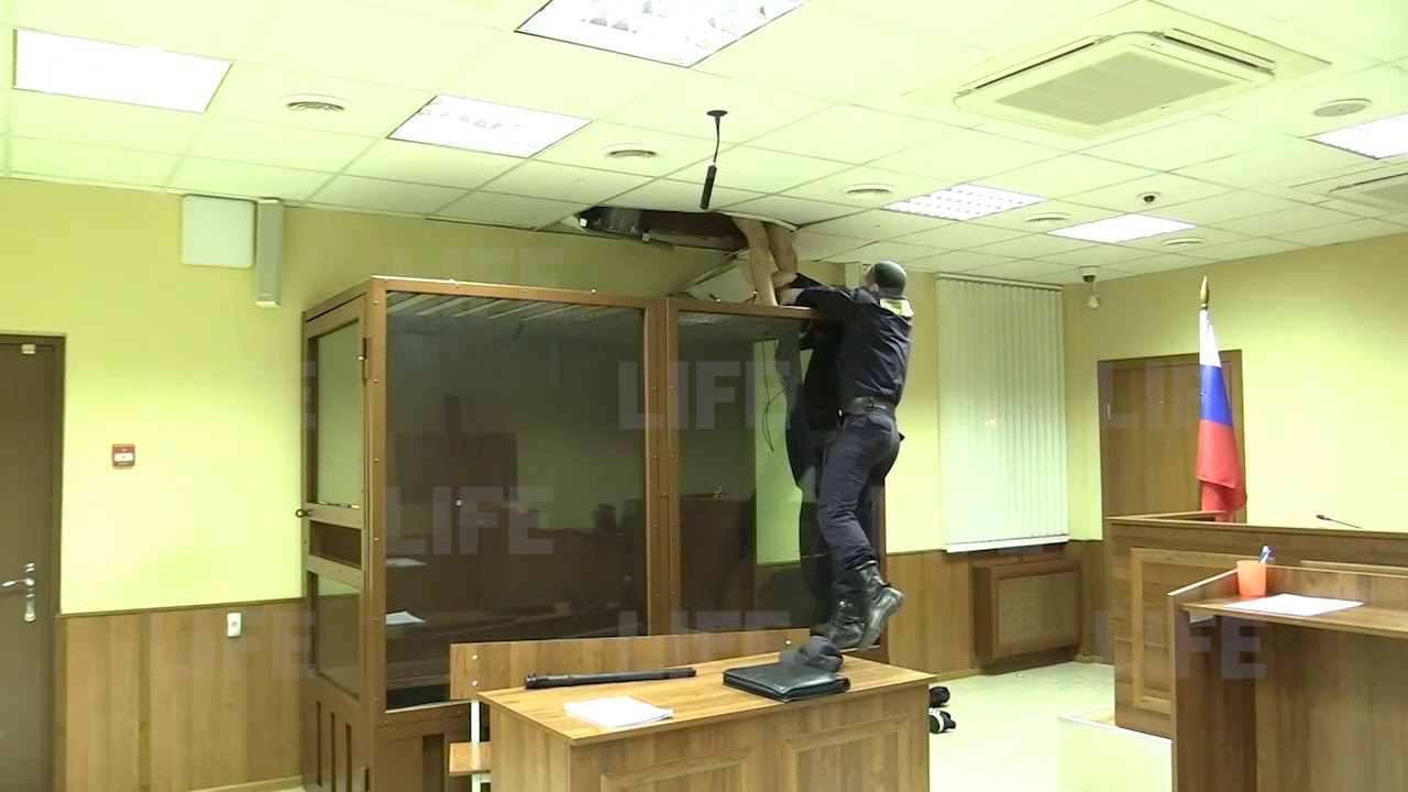 В России убийца сестры пытался сбежать из зала суда через потолок - ВИДЕО