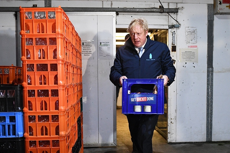 Премьер Великобритании спрятался в холодильнике от журналистов